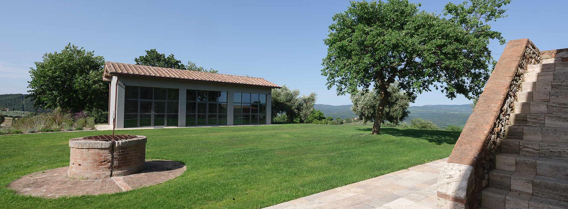 Sala, która łączy prostotę toskańskiej architektury z przytulnym ciepłem domowego stołu