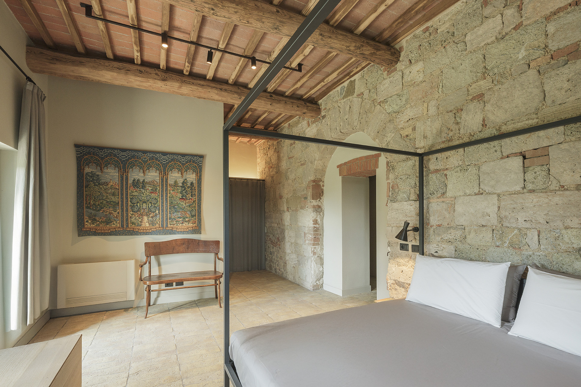 Wyjątkowy kamienny dom i natura na wyciągnięcie ręki – tu rozpoczyna się Twój pobyt w sercu Toskanii.