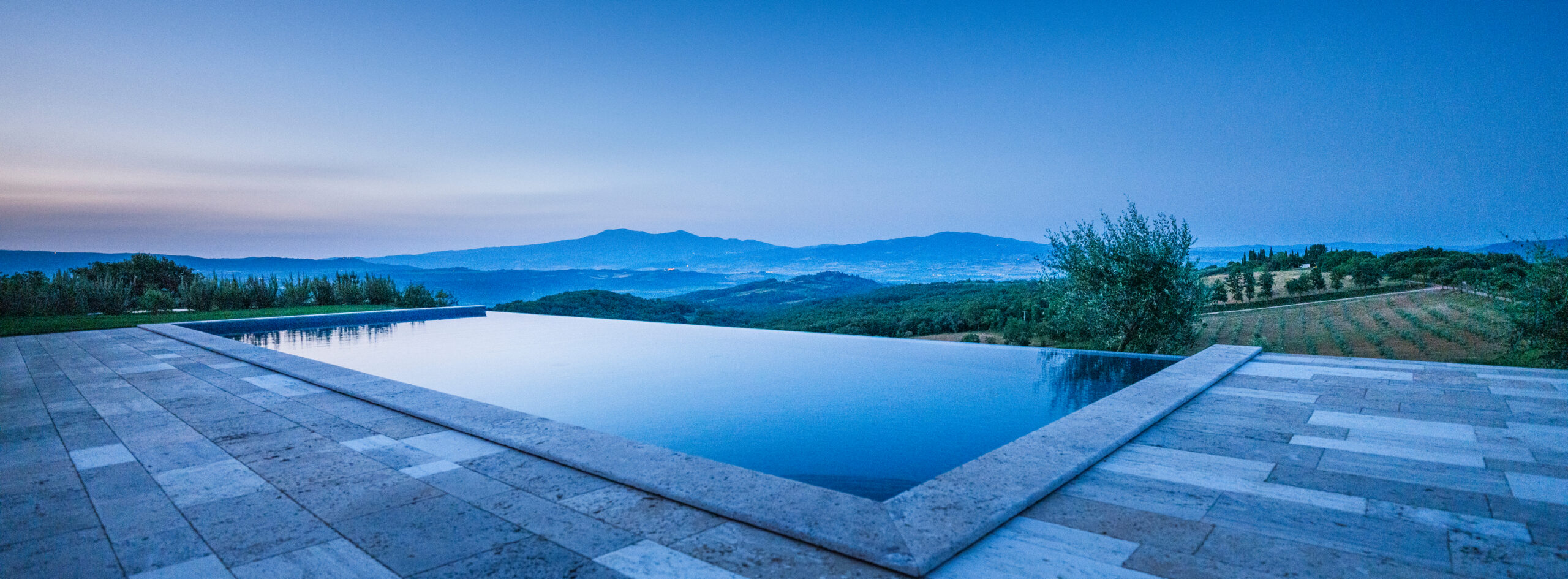 Zanurz się w krystalicznej wodzie, podziwiając panoramę. Czas płynie tu w rytmie, który sam wybierasz